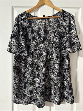AUW Black and White Floral V-Neck Blouse